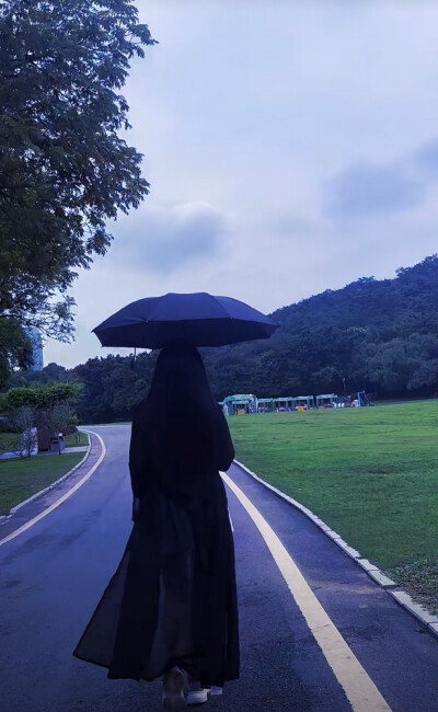 亲爱的先生：夏至已至.想念肆起.最近每到机场.看飞机腾飞的那一刻.心里总不禁充满希冀.那是匆匆行旅中最惬意的一抹时刻.先生、你说人的耐心和心意会消失吗？当我把一天中生活的琐碎都分享给你给予你藏在细节里的我的…