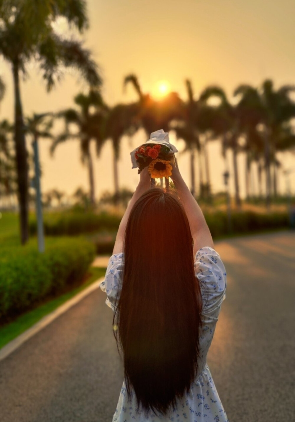 人生如路.我们行路.生来一人.去时一人.没有谁能长久陪伴.没有谁是永久靠山.你要永远记住.靠什么都不如靠自己.人性很复杂也很善变.没有谁是谁的靠山.这一生中遇人无数.但是大多数人都会渐行渐远.聚散无常.分分合合.一个人走.何必惊慌.毕竟人生是自己的.陪到最后还是一个人.生而为人.都是独行者.注定要一个人面对所有.无人扶起时自己站直.无人陪伴时自己独处.即使身后空无一人.也要努力成为自己的靠山.花落花残.人聚又散.总要活的清醒不是吗。