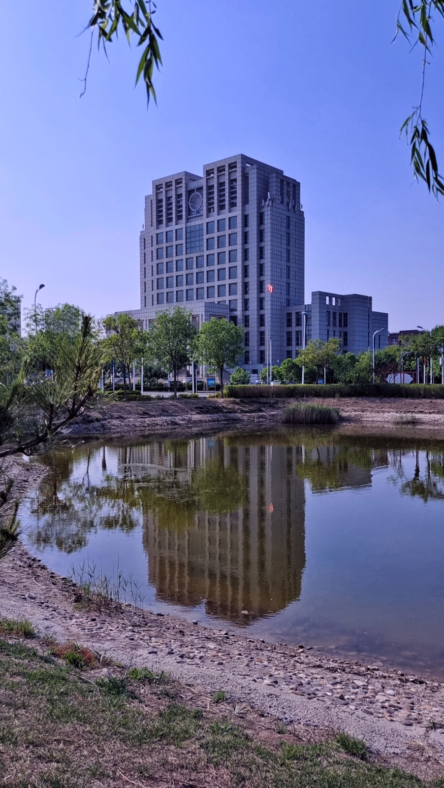 溪谷公园醒目建筑。大港东部自北起学府二路，南至上高路，西自港塘路，东至海景大道，大约占地面积10平方千米。是一座现代科技，商业、人文活动最佳中心，有几座明显高层建筑就座落在，溪谷公园人工湖北侧。溪谷公园有人工打造的湖渠，有各式乘凉建筑，有硬化场地健身器材，有大面积的绿化林木植被花草。是一处文体活动，休闲娱乐的好地方。