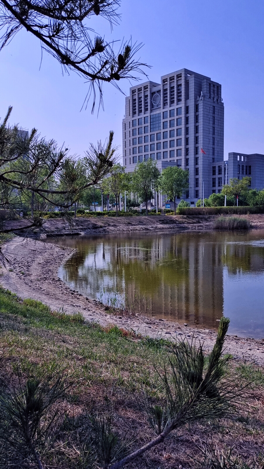 溪谷公园醒目建筑。大港东部自北起学府二路，南至上高路，西自港塘路，东至海景大道，大约占地面积10平方千米。是一座现代科技，商业、人文活动最佳中心，有几座明显高层建筑就座落在，溪谷公园人工湖北侧。溪谷公园有人工打造的湖渠，有各式乘凉建筑，有硬化场地健身器材，有大面积的绿化林木植被花草。是一处文体活动，休闲娱乐的好地方。