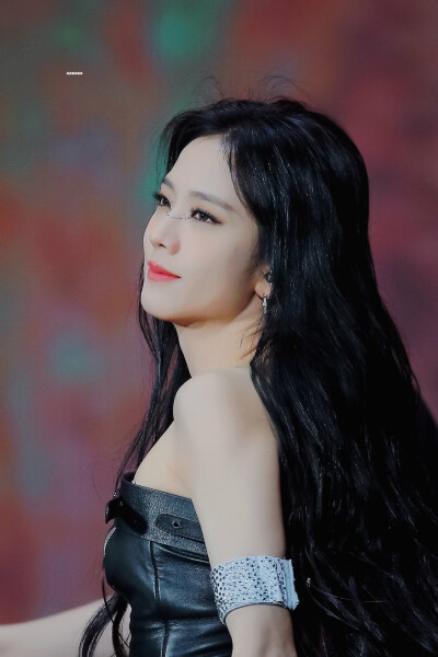 Jisoo | 金智秀
cr: ODD_0103