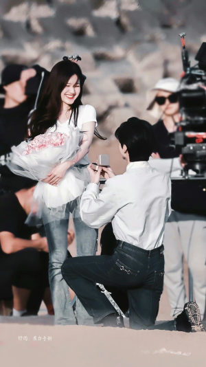 ▸偷偷藏不住
▸赵露思(桑稚)·陈哲远(段嘉许)
"星星走出了云层，被更热烈的光芒包裹，绽放笑意"
cr.展台手册