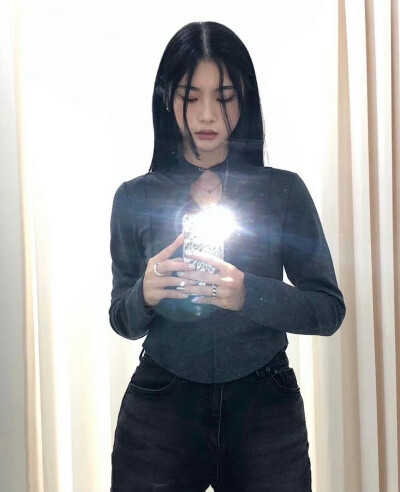 问问这个是哪个美女啊啊啊啊 我需要她的ins账号！