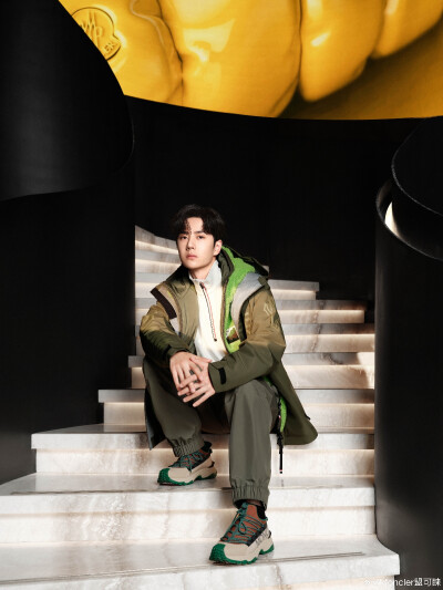 Moncler盟可睐：
#Moncler Friends#
突破想象，释放热烈张扬。
Moncler品牌全球代言人@UNIQ-王一博 身着全新Moncler Grenoble 2023早秋系列，碰撞叠穿色彩，前卫廓形彰显自由无畏，耀眼醒目，自成焦点。 ​​​