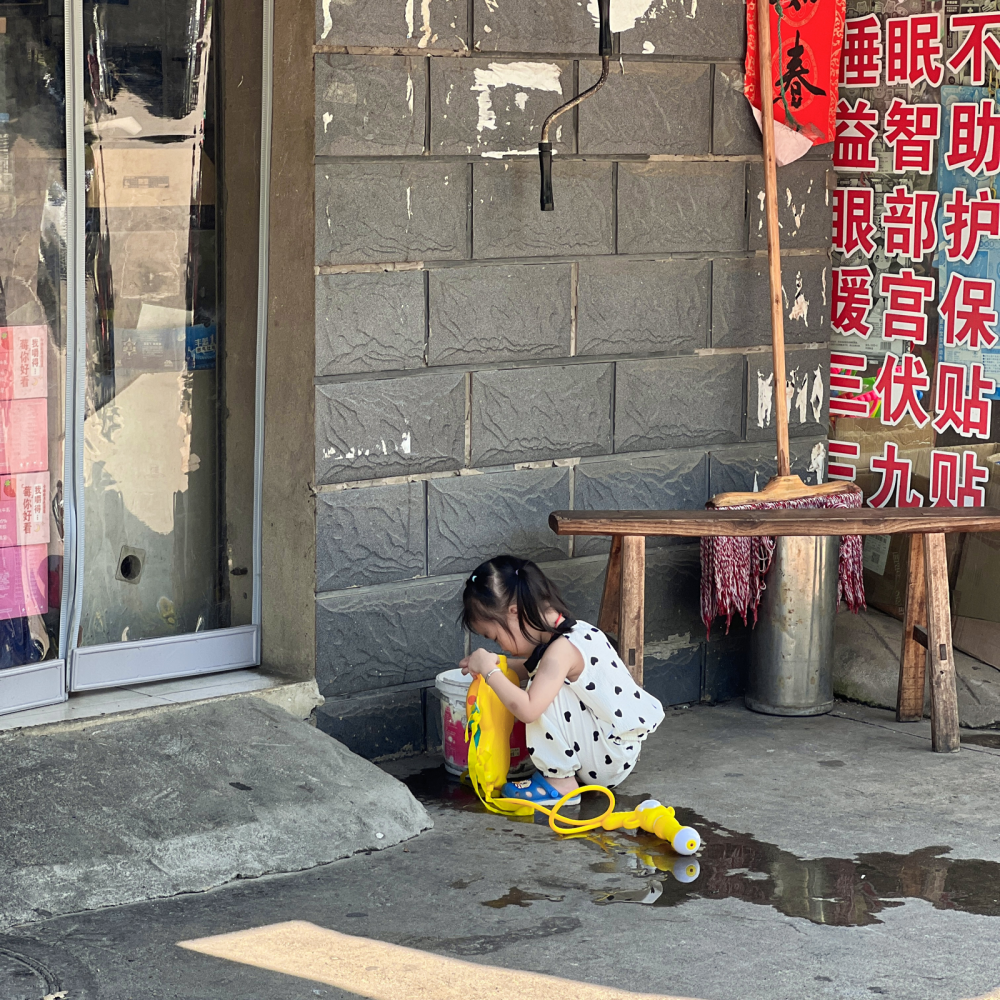 1、新宠小倭瓜葫芦
2、今年吃到的最棒的葡萄，来自浙江东阳某菜市场，纯甜无籽无纤维好剥皮香气浓超大串，嘴刁人认可
3、嘿、心形土豆！
4、小坨人
5、朋友安排的新饭盆
6、森森夜色里皎洁如月的广玉兰
7、每年夏天都要做的驱蚊工作
8、水母们茁壮成长了
9、剃了毛的波妞