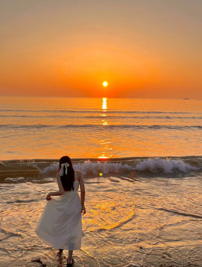 （从前日色变得慢.车马邮件都慢.一生只够爱一个人。）诗人笔下的世界总是很浪漫的.但事实上并不一定是如此.旧时代的婚姻难得自己做主.女性也很少能靠自己体面地活着.所以举案齐眉相濡以沫日久生情的是少数夫妻.还有…