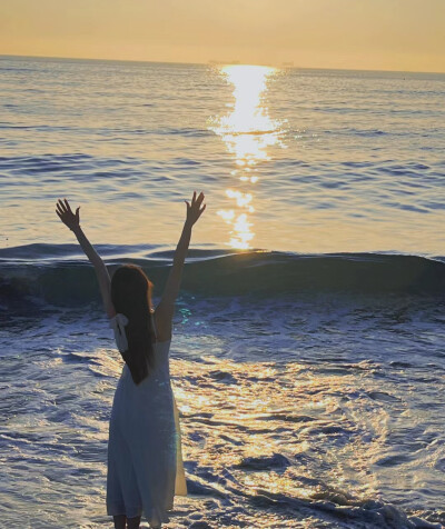 （从前日色变得慢.车马邮件都慢.一生只够爱一个人。）诗人笔下的世界总是很浪漫的.但事实上并不一定是如此.旧时代的婚姻难得自己做主.女性也很少能靠自己体面地活着.所以举案齐眉相濡以沫日久生情的是少数夫妻.还有…