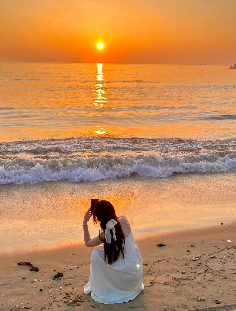 （从前日色变得慢.车马邮件都慢.一生只够爱一个人。）诗人笔下的世界总是很浪漫的.但事实上并不一定是如此.旧时代的婚姻难得自己做主.女性也很少能靠自己体面地活着.所以举案齐眉相濡以沫日久生情的是少数夫妻.还有更多苦命鸳鸯甚至被迫冥婚、老夫少妻的现象.目前风气确实不太好.不过一方面是人们对主权觉醒的摸索必会遇到的.另一方面大数据时代信息传播得快.多数人们又更喜欢关注那些荒诞的事情.所以给人造成一种不存在爱情的恐慌。那么不如改变自己.总比一直活在过去要好的。 