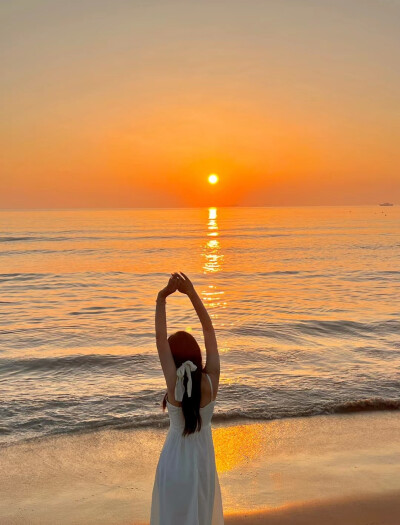 （从前日色变得慢.车马邮件都慢.一生只够爱一个人。）诗人笔下的世界总是很浪漫的.但事实上并不一定是如此.旧时代的婚姻难得自己做主.女性也很少能靠自己体面地活着.所以举案齐眉相濡以沫日久生情的是少数夫妻.还有…