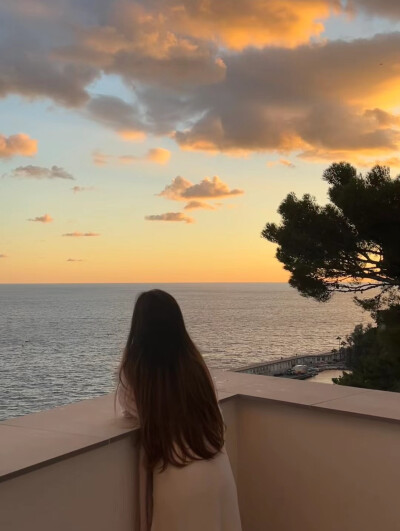 （从前日色变得慢.车马邮件都慢.一生只够爱一个人。）诗人笔下的世界总是很浪漫的.但事实上并不一定是如此.旧时代的婚姻难得自己做主.女性也很少能靠自己体面地活着.所以举案齐眉相濡以沫日久生情的是少数夫妻.还有…