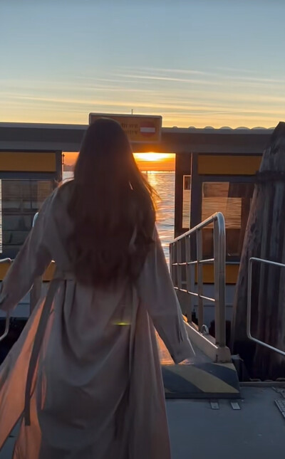 （从前日色变得慢.车马邮件都慢.一生只够爱一个人。）诗人笔下的世界总是很浪漫的.但事实上并不一定是如此.旧时代的婚姻难得自己做主.女性也很少能靠自己体面地活着.所以举案齐眉相濡以沫日久生情的是少数夫妻.还有…