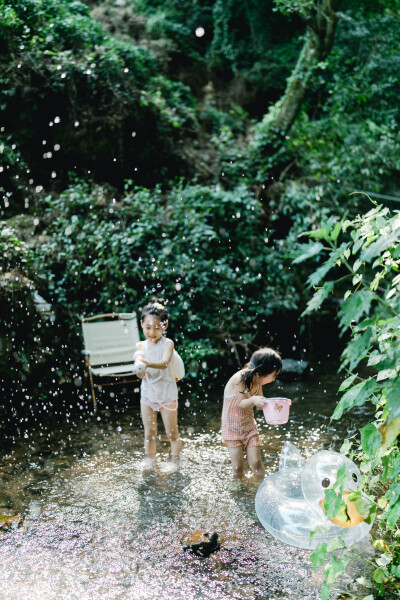 夏天总是要去九溪的
摄影：洪小漩
出镜：菲比和格格等
每年夏天，九溪都是必去之地。
曾经，打车是可以直达九溪烟树的。如今，想要驱车前往，必须提前预约。或是统一乘坐观光车进入。
今日份阿科出差，两个三口…