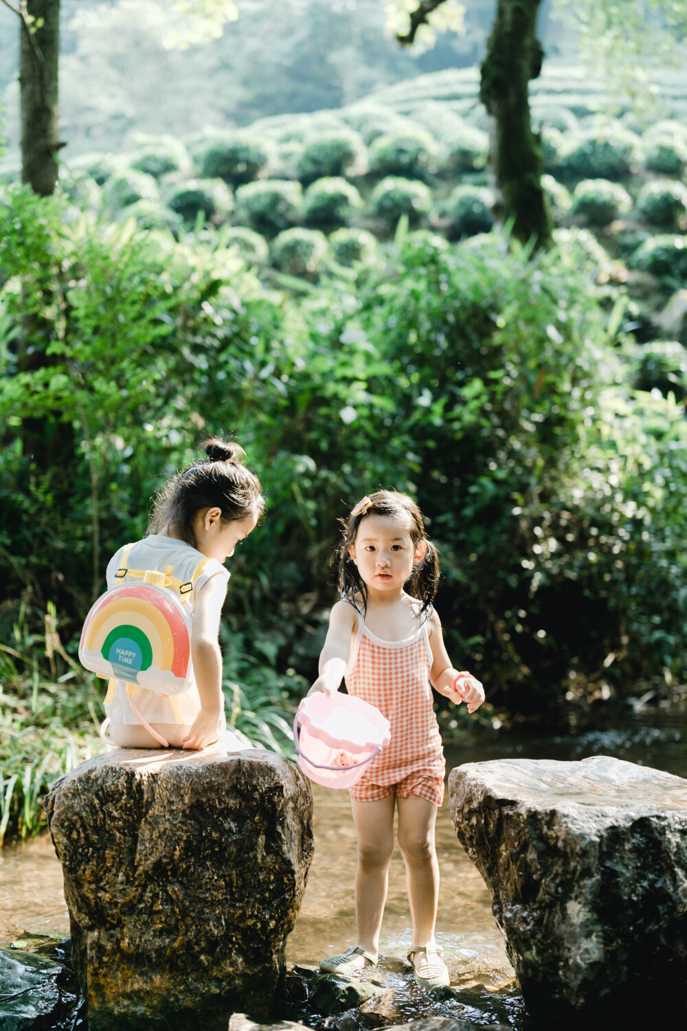 夏天总是要去九溪的
摄影：洪小漩
出镜：菲比和格格等
每年夏天，九溪都是必去之地。
曾经，打车是可以直达九溪烟树的。如今，想要驱车前往，必须提前预约。或是统一乘坐观光车进入。
今日份阿科出差，两个三口之家的出行便缺了一个壮劳力，少了一分从容。
三个大人提着装备吃食，外加菲比三不五时闹着要抱，我们便索性绝了步行进入的念头，半程观光车，半程徒步，总算找了一小片人不算多的水域。
阿科不在，张罗菲比的我显得十分狼狈。不过，小朋友玩得尽兴，别的也就无所谓了。
一只小桶、一把水枪、一个游泳圈、一个西瓜，夏天那味便有了七八分。剩下的便是聒噪的蝉鸣和潺潺的流水。这不，今日都齐了。