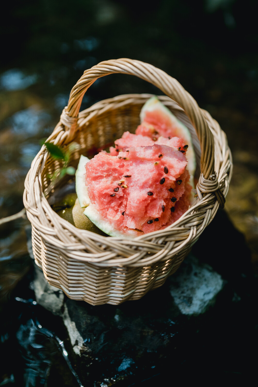 夏天总是要去九溪的
摄影：洪小漩
出镜：菲比和格格等
每年夏天，九溪都是必去之地。
曾经，打车是可以直达九溪烟树的。如今，想要驱车前往，必须提前预约?；蚴峭骋怀俗酃獬到?。
今日份阿科出差，两个三口之家的出行便缺了一个壮劳力，少了一分从容。
三个大人提着装备吃食，外加菲比三不五时闹着要抱，我们便索性绝了步行进入的念头，半程观光车，半程徒步，总算找了一小片人不算多的水域。
阿科不在，张罗菲比的我显得十分狼狈。不过，小朋友玩得尽兴，别的也就无所谓了。
一只小桶、一把水枪、一个游泳圈、一个西瓜，夏天那味便有了七八分。剩下的便是聒噪的蝉鸣和潺潺的流水。这不，今日都齐了。