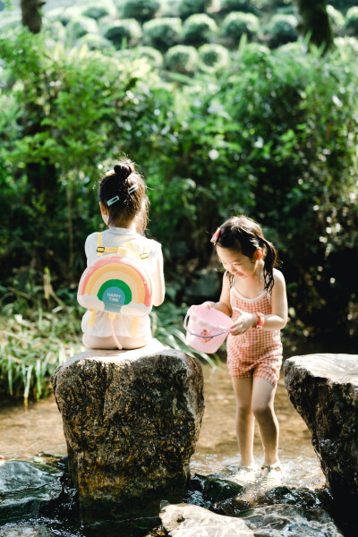 夏天总是要去九溪的
摄影：洪小漩
出镜：菲比和格格等
每年夏天，九溪都是必去之地。
曾经，打车是可以直达九溪烟树的。如今，想要驱车前往，必须提前预约。或是统一乘坐观光车进入。
今日份阿科出差，两个三口…