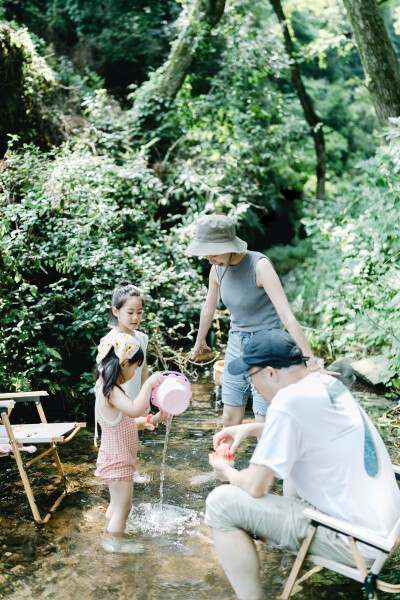 夏天总是要去九溪的
摄影：洪小漩
出镜：菲比和格格等
每年夏天，九溪都是必去之地。
曾经，打车是可以直达九溪烟树的。如今，想要驱车前往，必须提前预约。或是统一乘坐观光车进入。
今日份阿科出差，两个三口…