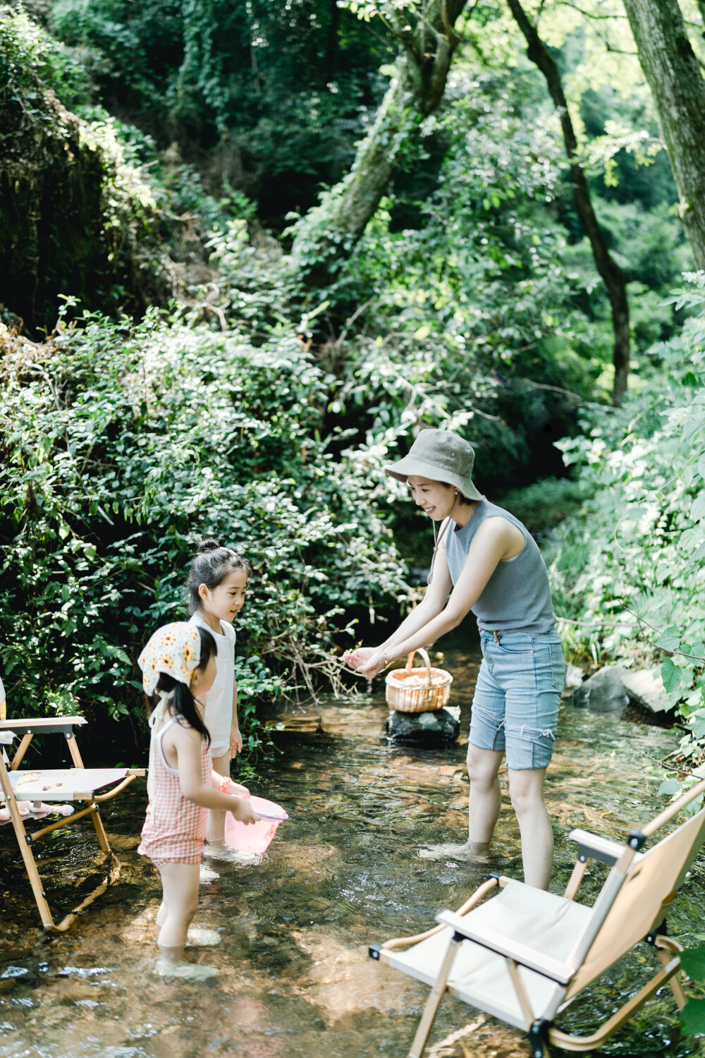 夏天总是要去九溪的
摄影：洪小漩
出镜：菲比和格格等
每年夏天，九溪都是必去之地。
曾经，打车是可以直达九溪烟树的。如今，想要驱车前往，必须提前预约。或是统一乘坐观光车进入。
今日份阿科出差，两个三口之家的出行便缺了一个壮劳力，少了一分从容。
三个大人提着装备吃食，外加菲比三不五时闹着要抱，我们便索性绝了步行进入的念头，半程观光车，半程徒步，总算找了一小片人不算多的水域。
阿科不在，张罗菲比的我显得十分狼狈。不过，小朋友玩得尽兴，别的也就无所谓了。
一只小桶、一把水枪、一个游泳圈、一个西瓜，夏天那味便有了七八分。剩下的便是聒噪的蝉鸣和潺潺的流水。这不，今日都齐了。