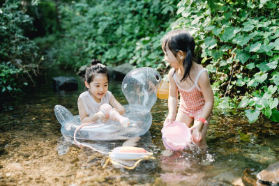 夏天总是要去九溪的
摄影：洪小漩
出镜：菲比和格格等
每年夏天，九溪都是必去之地。
曾经，打车是可以直达九溪烟树的。如今，想要驱车前往，必须提前预约。或是统一乘坐观光车进入。
今日份阿科出差，两个三口…