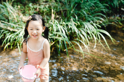 夏天总是要去九溪的
摄影：洪小漩
出镜：菲比和格格等
每年夏天，九溪都是必去之地。
曾经，打车是可以直达九溪烟树的。如今，想要驱车前往，必须提前预约。或是统一乘坐观光车进入。
今日份阿科出差，两个三口…