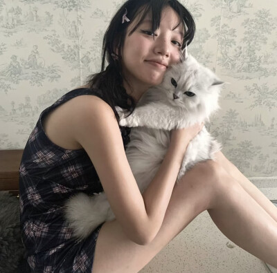 如果有特别粘你的小猫 那一定是我变的 ˵>ㅿ<˵