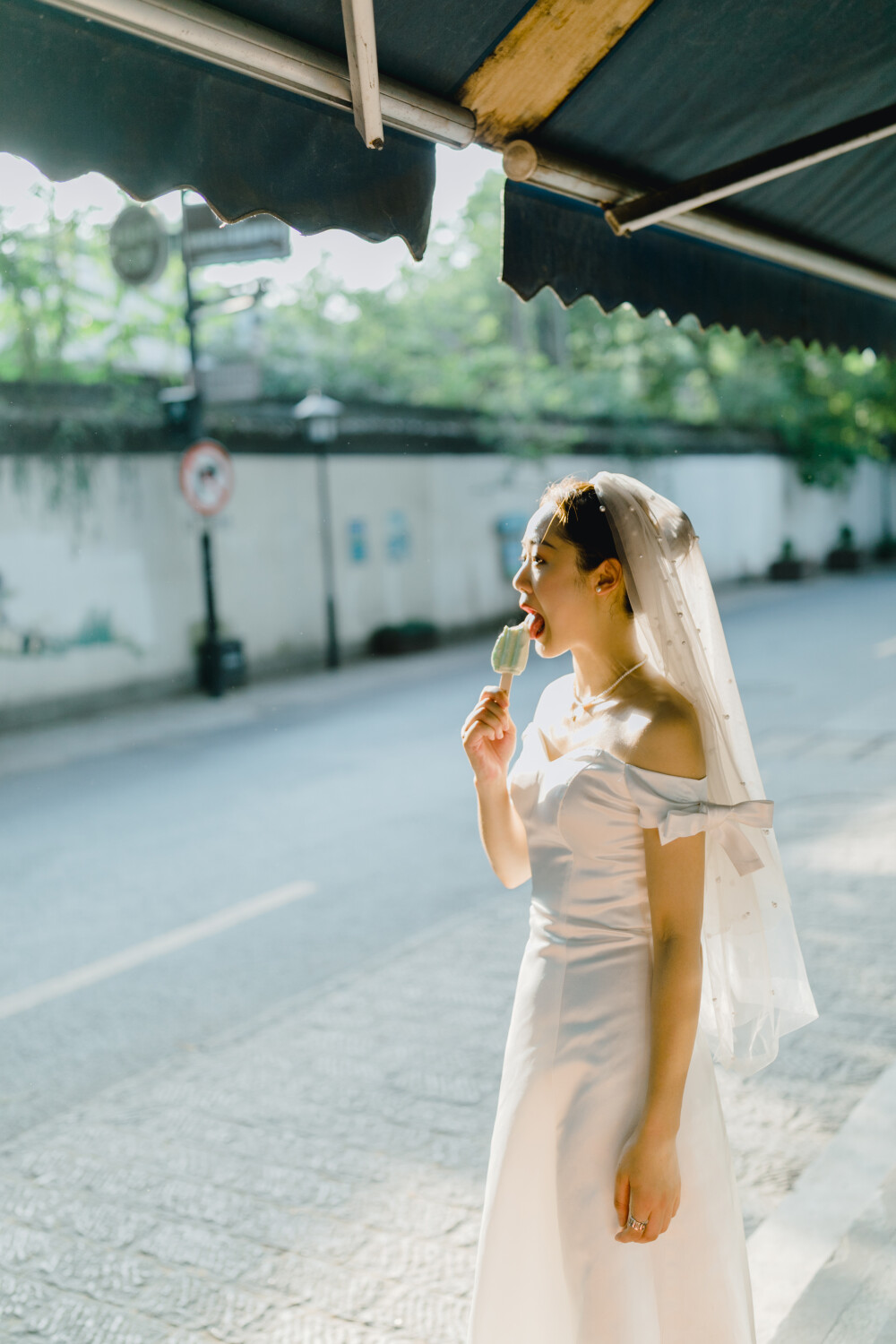 那日下午的阳光打在你俩身上
摄影：洪小漩
出镜：羽希和锶锶
很久以前，羽希说，漩，帮我和妹妹拍几张照吧，我欣然同意。最后，地方选在了馒头山这片私藏的宝藏摄影地。
羽希背着重重的婚纱等着妹妹前来，原定于下午两点多相会，却直到四点钟才算碰上头。老天或是怕我们觉得遗憾，赏下温柔至极的一抹夕阳。笼罩着两位姑娘，煞是好看。
20岁，青春无敌，好看。30岁，稳重端庄，也好看。