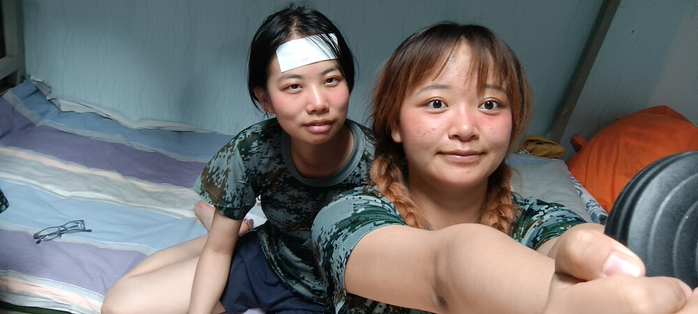 我真的超级喜欢腮红的 芳芳子的笑 她得意于拍了我的发缝 是太＊＊大了！