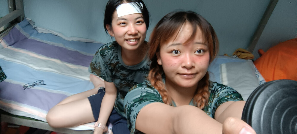 我真的超级喜欢腮红的 芳芳子的笑 她得意于拍了我的发缝 是太＊＊大了！