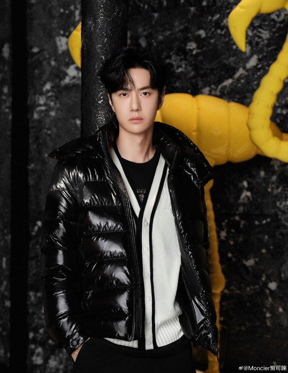 Moncler盟可睐：
#Moncler Friends# 
镜头内外，风格不被定义。
Moncler品牌全球代言人@UNIQ-王一博 率性演绎Moncler 2023秋冬系列，
极致廓形，释放随性风采。 ​​​