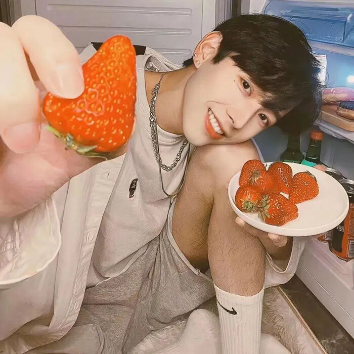 是情头啊！
不是明目张胆的偏爱都是在养鱼❤️
侵权删！