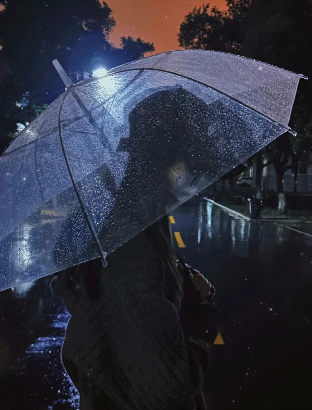 暴风雨结束后.你不会记得自己是怎样活下来的.你甚至不确定暴风雨真的结束了.但有一件事是肯定的：当你穿过了暴风雨.你早已不再是原来那个人。