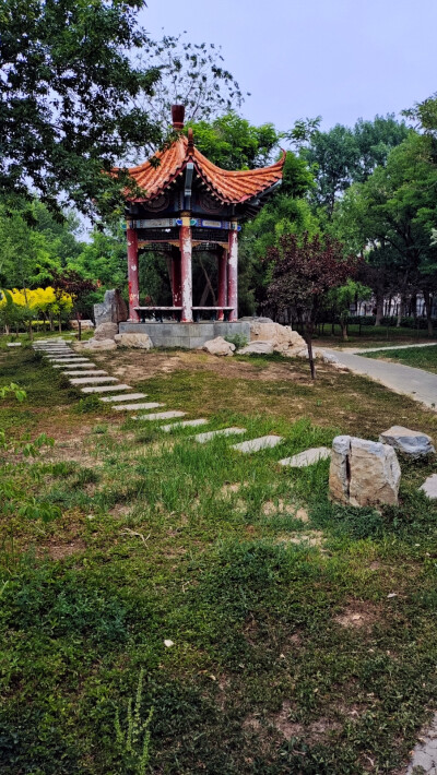 日常生活平淡，悠闲开心快乐。不同的城市，不同的乡镇，都有着不同的地理环境，每个人都有自己的爱好。有着不一样的爱好，就有了不一样的乐趣。几十年不同的生活经历，从适应到习惯再到喜欢，人的一生就这么简单。平…