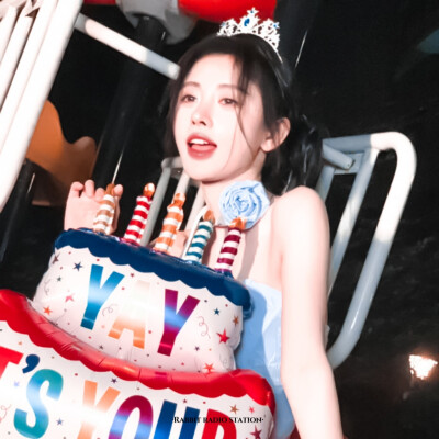 •随手一拍~
：鞠婧祎