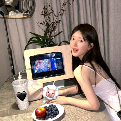 赵露思
一个很会拍照的姐姐