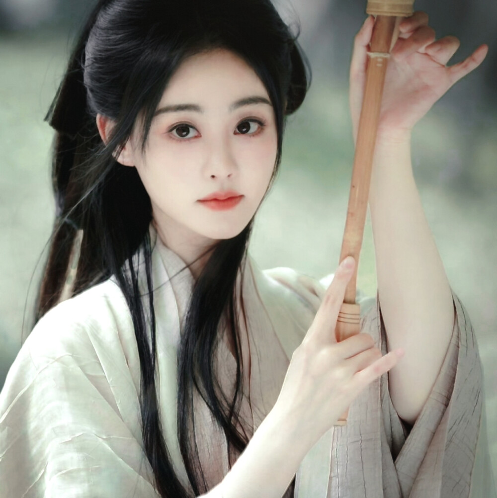 青砖黛瓦雨来访 暗自抬眸 忽见远山雾缭绕 烟雨入画