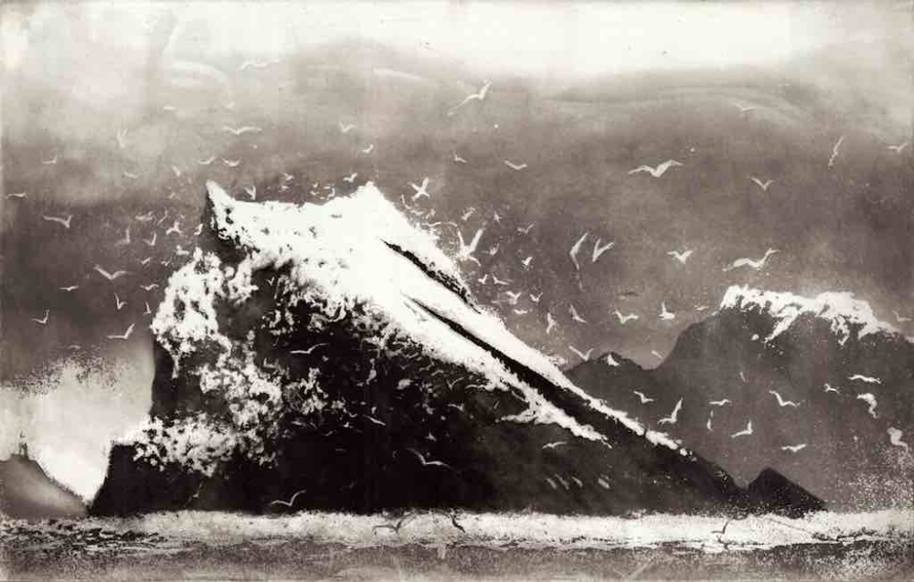 出生于利兹的Norman Ackroyd自幼喜欢用画笔记录自家窗外的风景。幼年在家庭肉店打工的经历，使他有效训练了手眼协调能力，这为日后在蚀刻板画创作中的稳定控制打下基础。