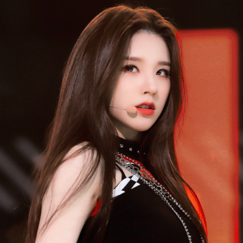 虽然不知道你是谁，但她现在在我怀里睡得很沉，所以...停止你幼稚的戏码吧。