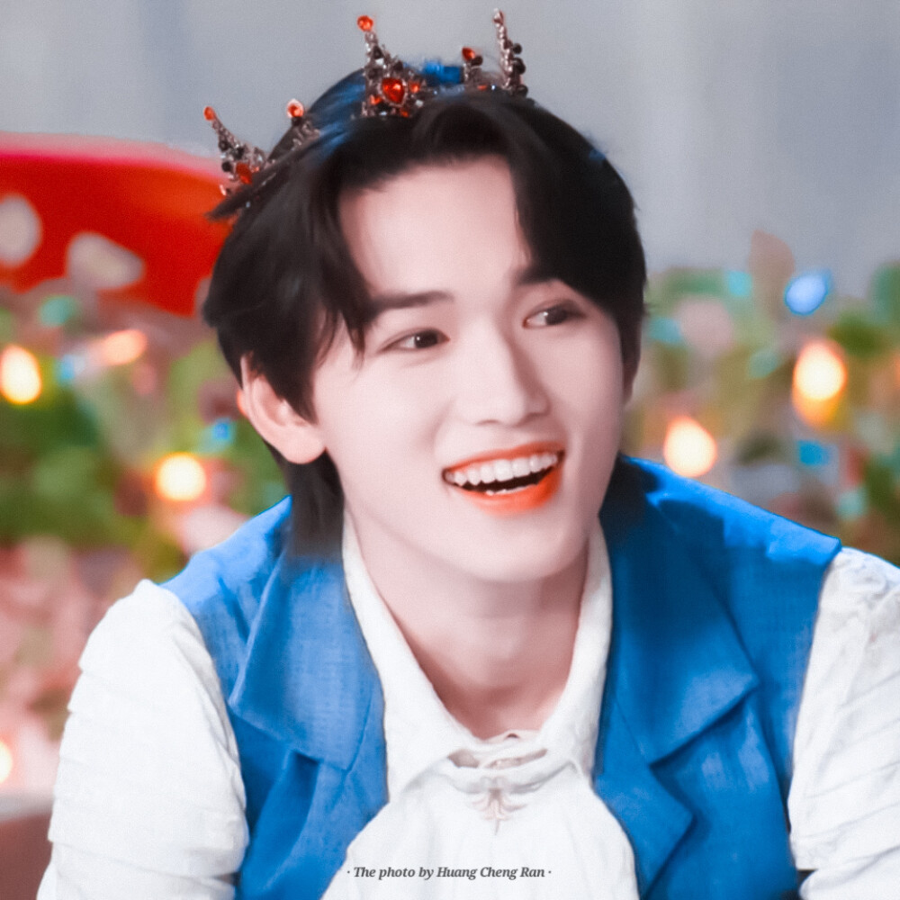 宋亚轩。
原截：藏在白云里