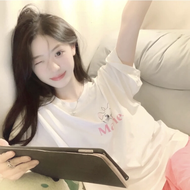 不回消息很正常 哪个美女她不忙