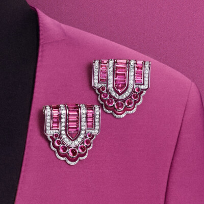 Boucheron 高级珠宝系列——「Histoire de Style, Like a Queen」，灵感来自英国女王伊丽莎白二世18岁时收到的生日礼物——一枚 Boucheron 双回形胸针。新作共呈现18件独一款单品，以这枚胸针为原型，巧妙通过可转…