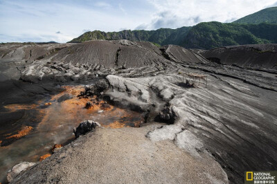 活火山
一座以橙色泥土、温泉、火山灰和熔岩流为特征的活火山附近的景观，摄于巴布亚新几内亚东新不列颠省拉包尔。摄影：Chichester, Page