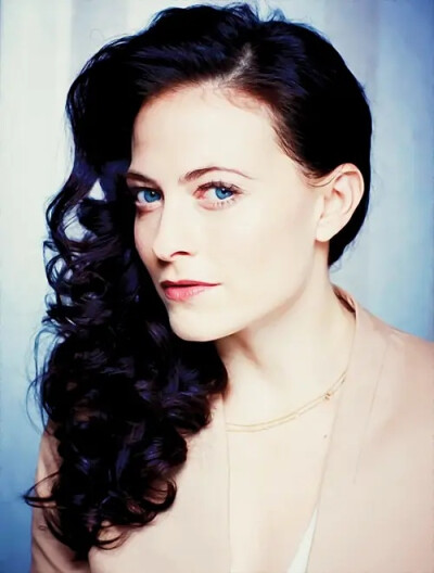 劳拉·普沃
Lara Pulver
英国女演员。2000年毕业于伯德舞蹈音乐戏剧学院。2008年因与Bertie Carvel【Sherlock中的银行家同学】合作出演音乐剧Parade获得了奥利弗奖的提名，同年获得Whatsonstage奖，Lara因此受到众人…