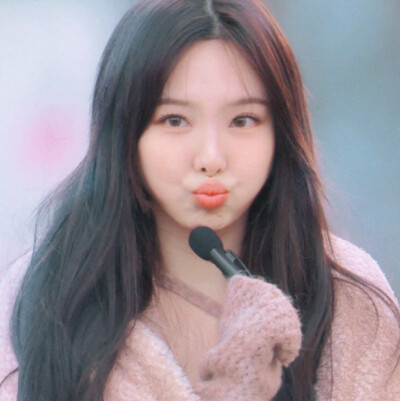 眼睛像下了场晴日雨，泛滥着温和的水汽。“什么时候去伦敦淋雨?"