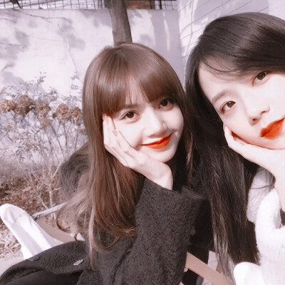 Lisa&Jisoo
cr.dt.温薏