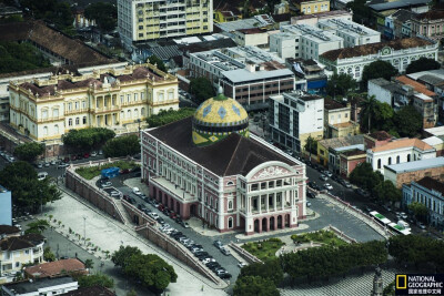 亚马逊剧院
位于巴西马瑙斯市的亚马逊剧院(Teatro Amazonas)的航拍图。它于1896年落成，剧院的建筑材料采购自世界各地。摄影：Chichester, Page