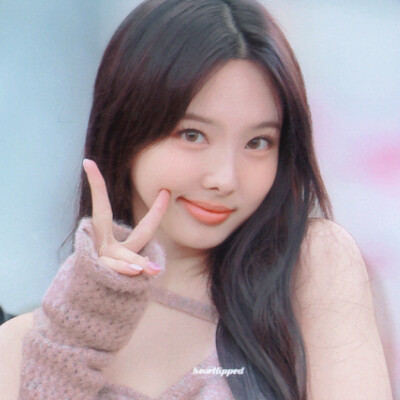 眼睛像下了场晴日雨，泛滥着温和的水汽。“什么时候去伦敦淋雨?"