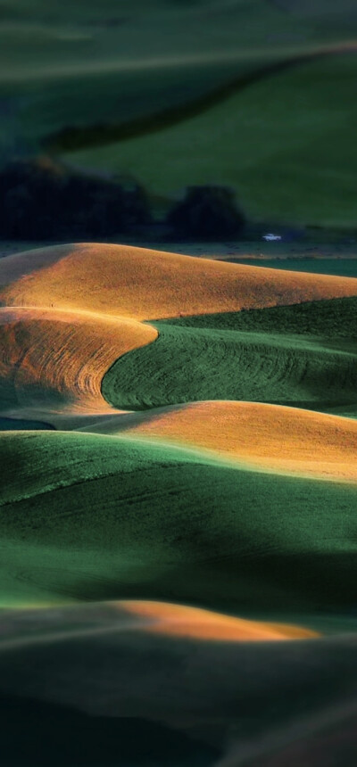 连绵的山脉青葱的植被 蓝蓝的天空和飘着的白云 都彰显出那么独特的魅力