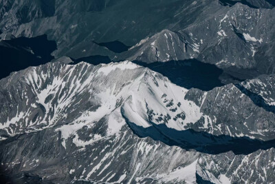 从阿克苏飞往塔城的空中
再次看到并且横跨了天山山脉
7443.8米的主峰托木尔峰屹立在雪山群中
不得不感叹大自然的鬼斧神工