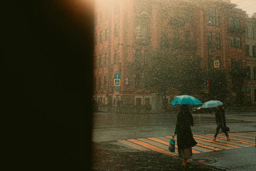 我命令大雨不准淋湿桃允，可是我又算什么东西，还敢给雨下命令，于是我反倒被暴雨淋到生病，有时候我的爱好像正是这样，无力又蠢得可笑，但我已经在这样爱着桃允，我又有什么办法呢