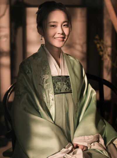 知否。知否。应是绿肥红瘦