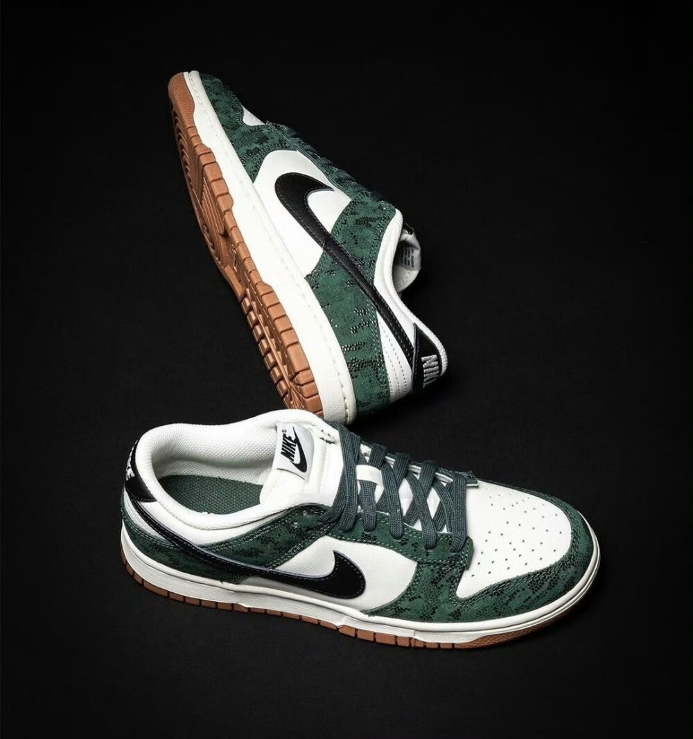 Nike Dunk Low
「Green Snakeskin」